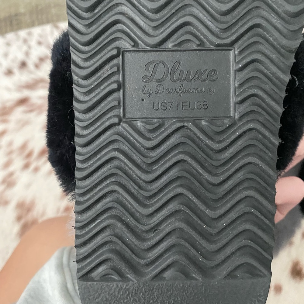 Slippers - Picture 2 of 4